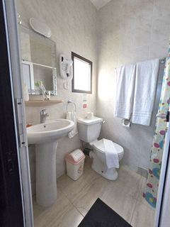 Photo B of this room
