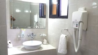 Photo C of this room