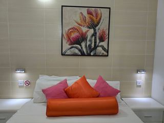 Photo B of this room