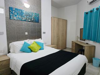 Photo L of this room
