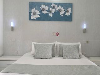 Photo B of this room