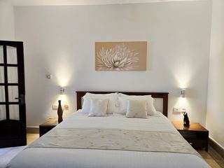 Photo E of this room